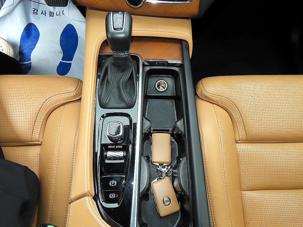 Volvo XC90 — photo 11