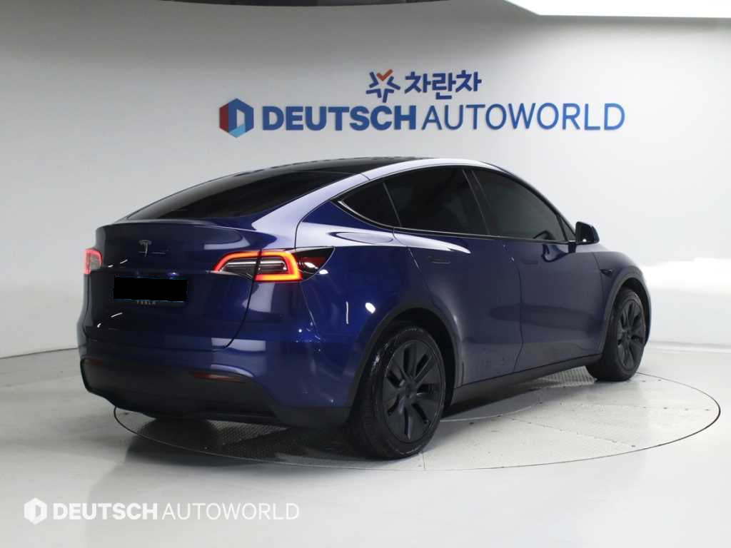 Tesla Model Y — photo 02