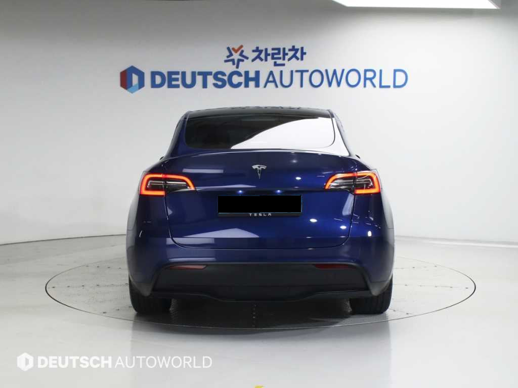 Tesla Model Y — photo 04