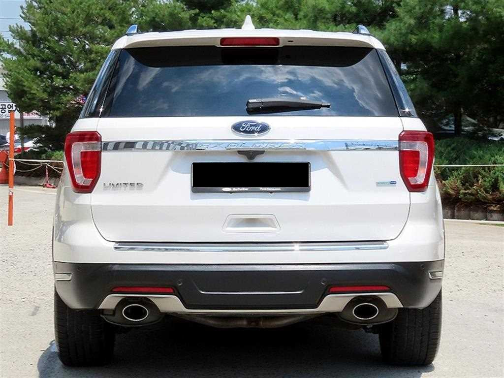 Ford Explorer — photo 04