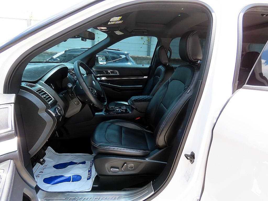 Ford Explorer — photo 05