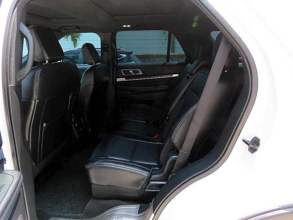 Ford Explorer — photo 06