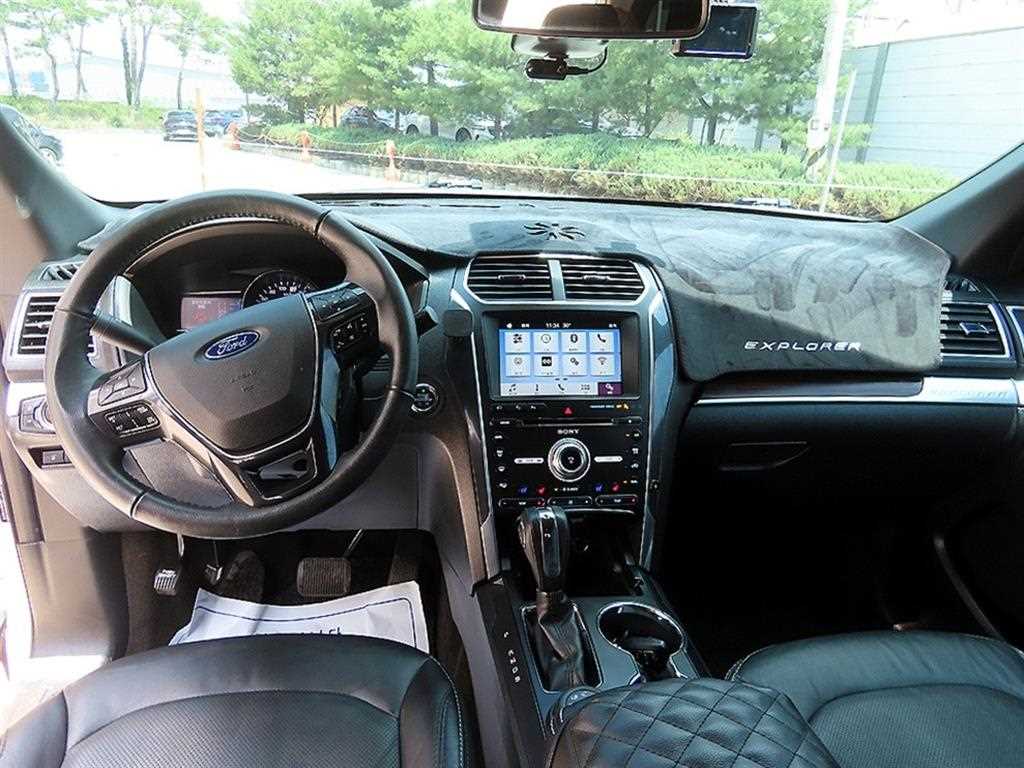 Ford Explorer — photo 07
