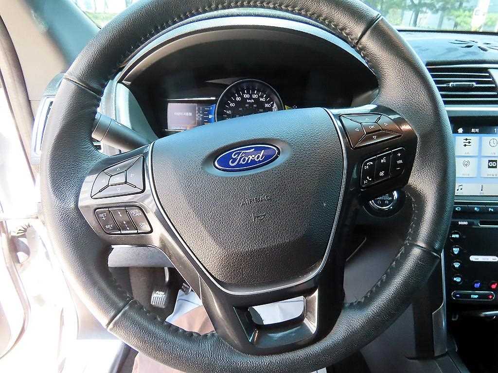 Ford Explorer — photo 08