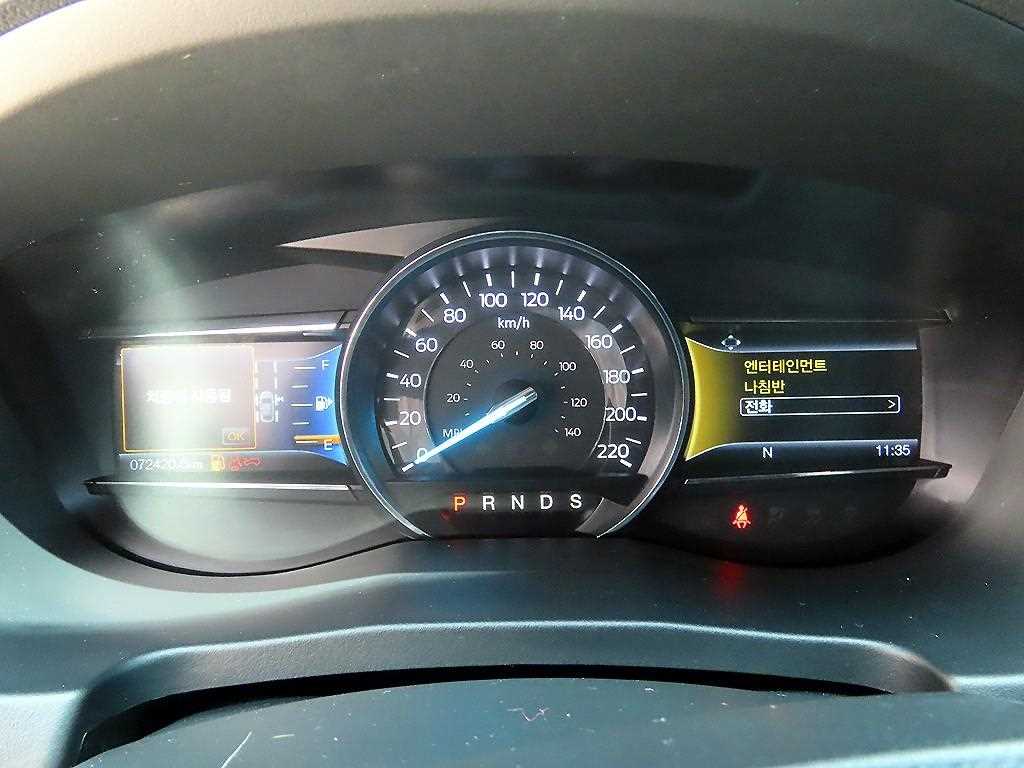 Ford Explorer — photo 09
