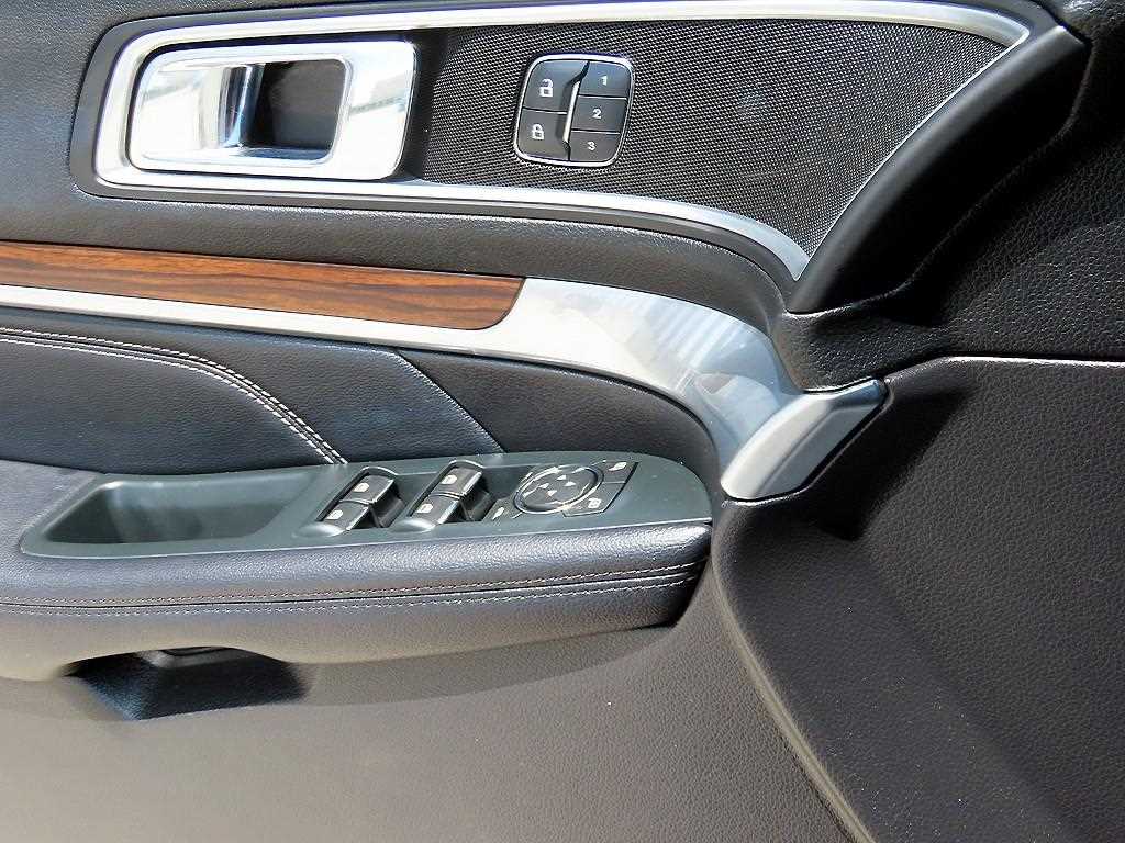 Ford Explorer — photo 11