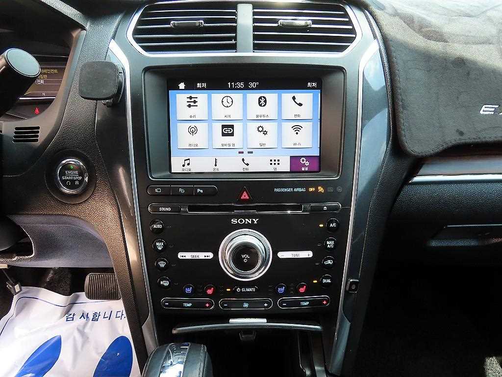 Ford Explorer — photo 12