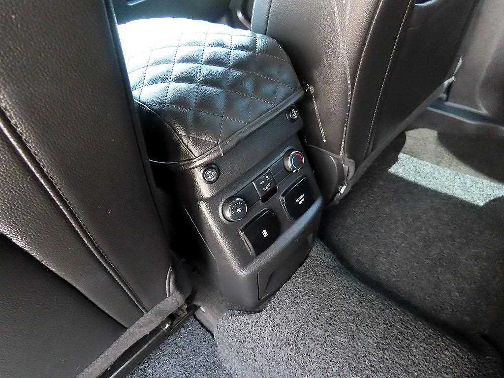 Ford Explorer — photo 16