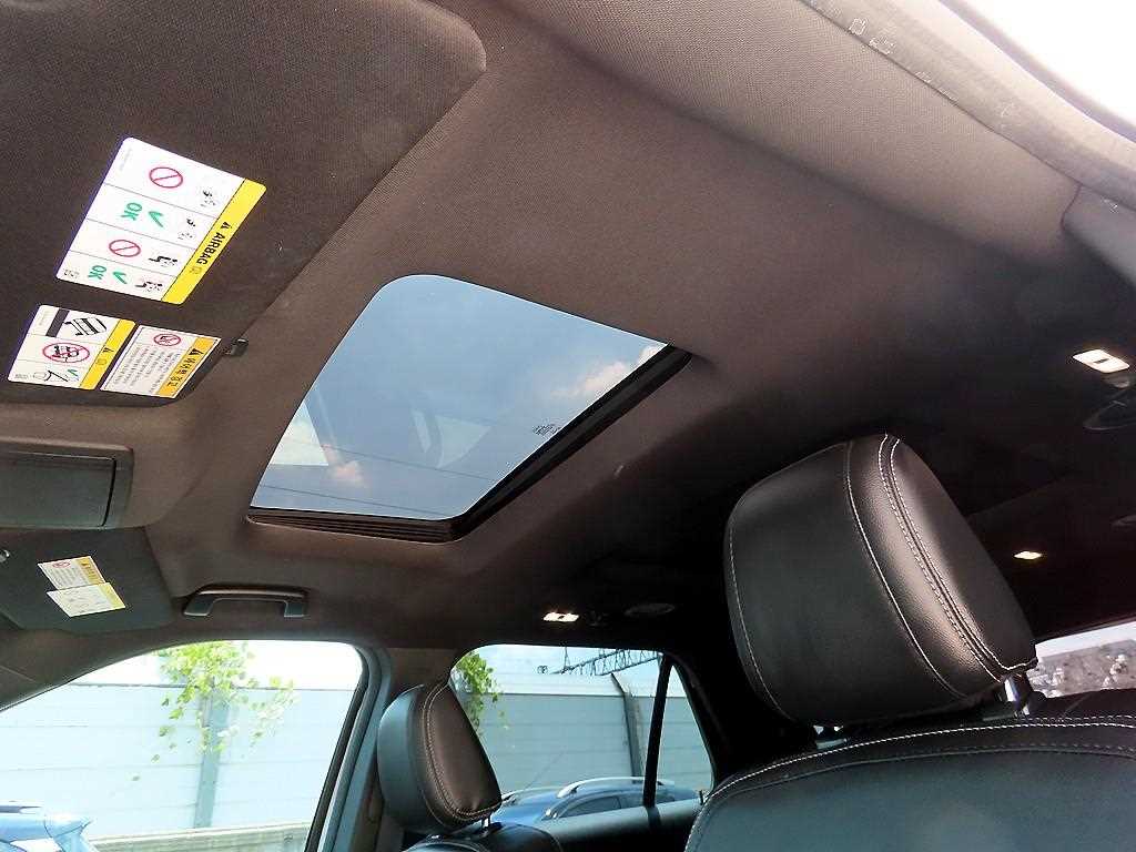 Ford Explorer — photo 18