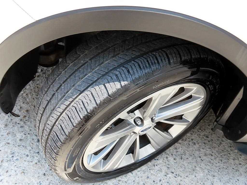Ford Explorer — photo 20