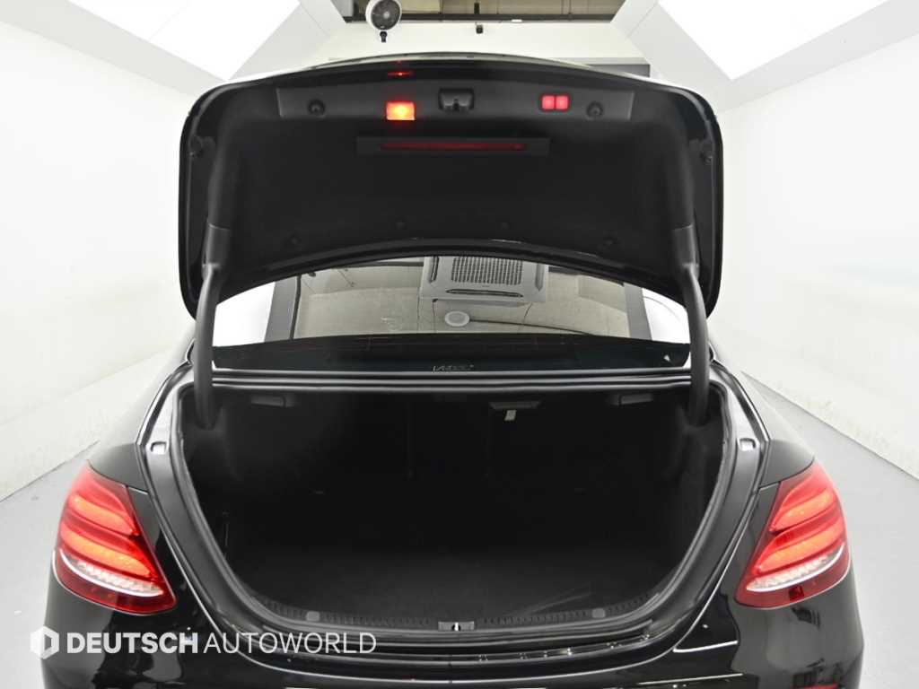 Mercedes-Benz E-Class — photo 19