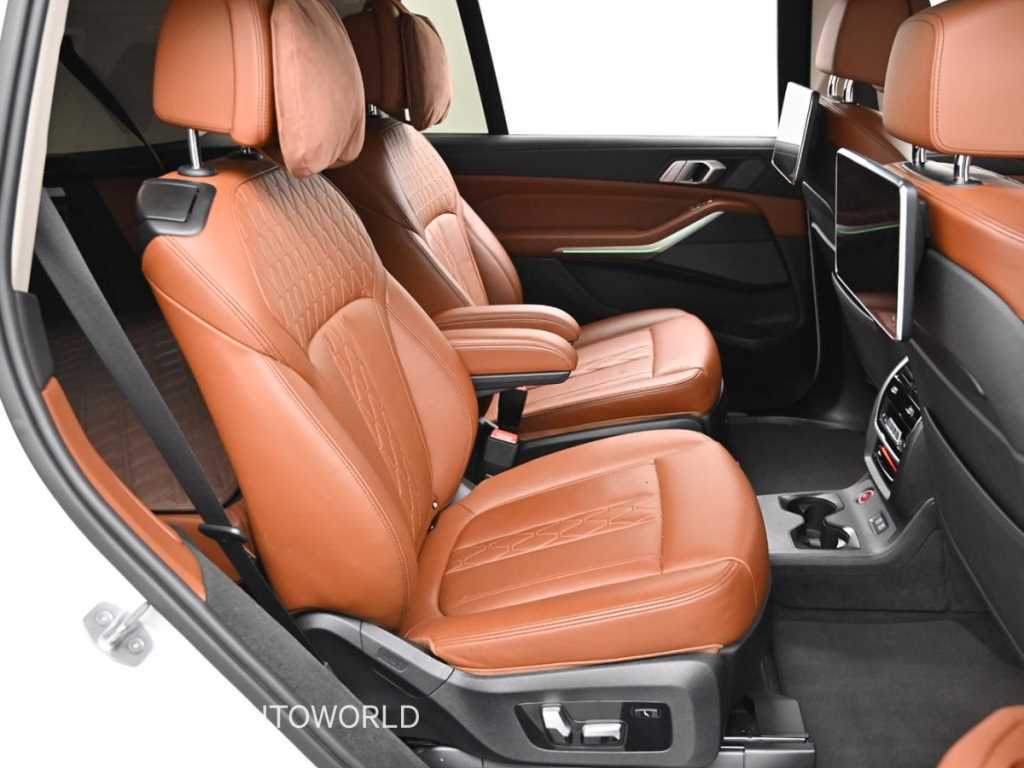 BMW X7 — photo 12
