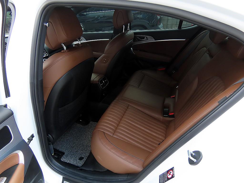 Genesis G70 — photo 06