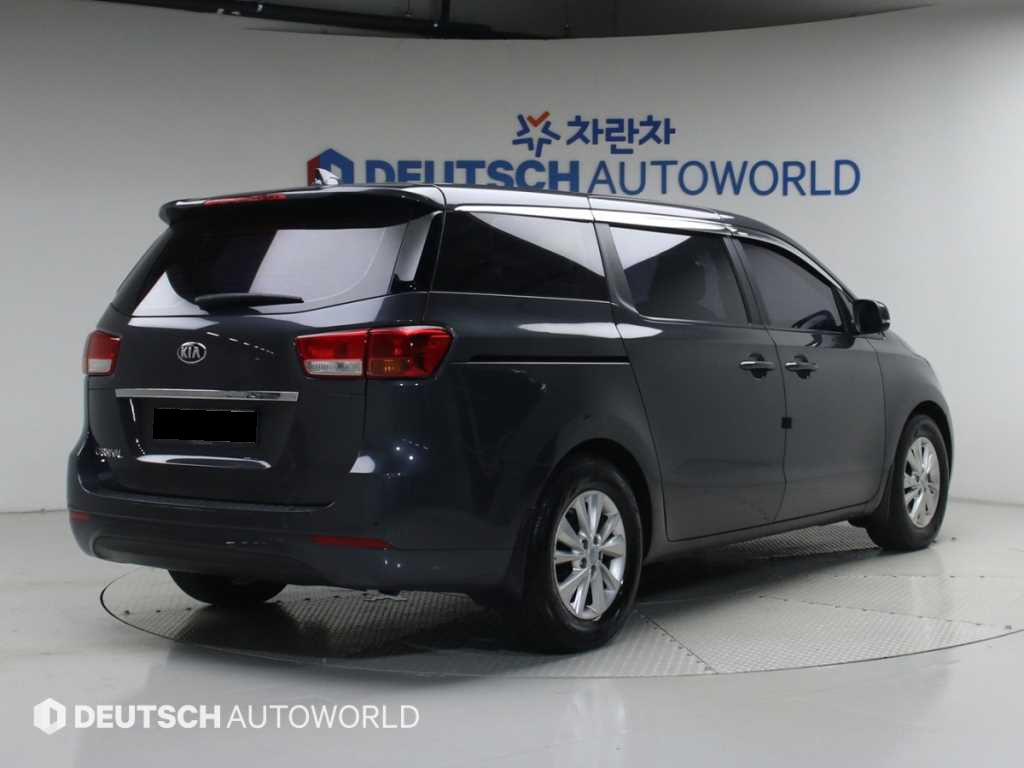 Kia Carnival — photo 02