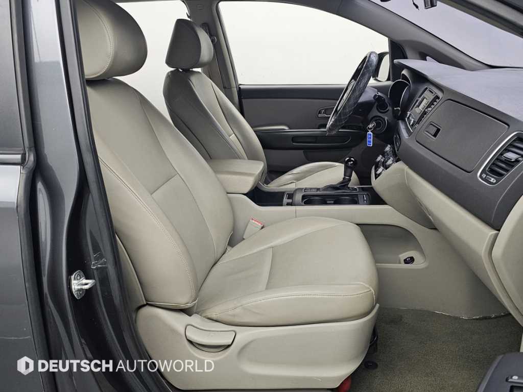 Kia Carnival — photo 10