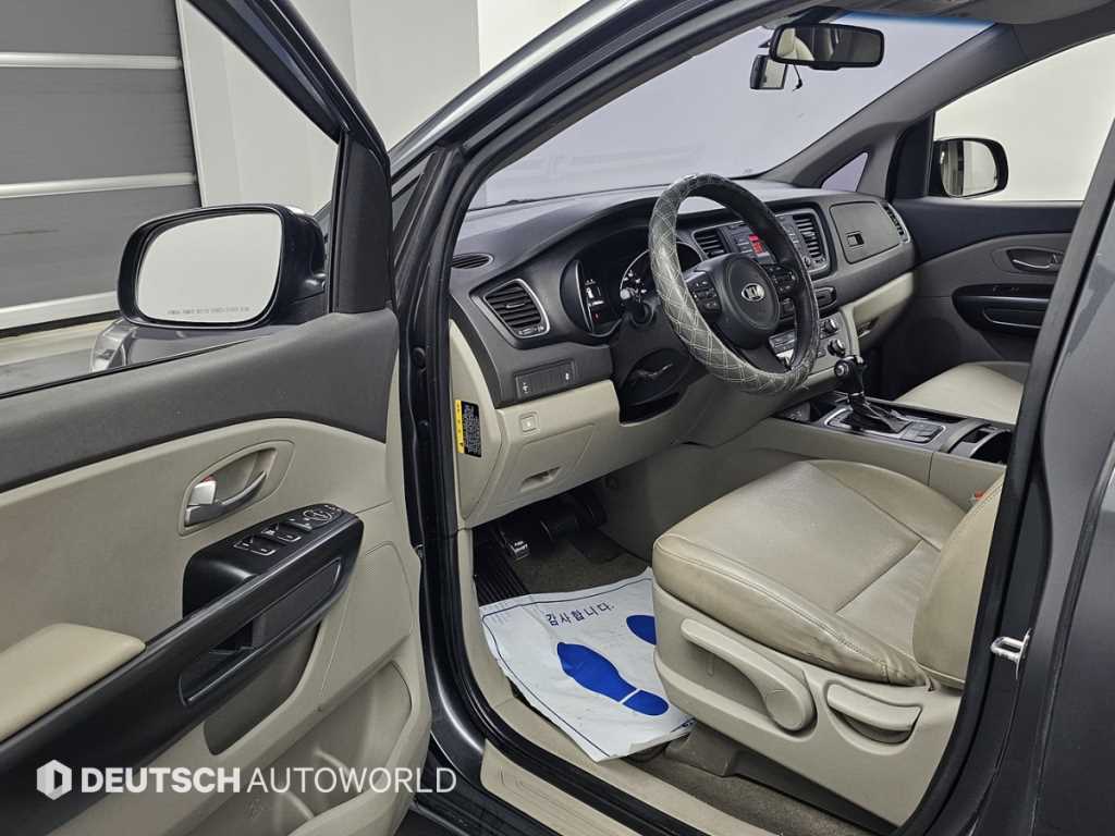 Kia Carnival — photo 11
