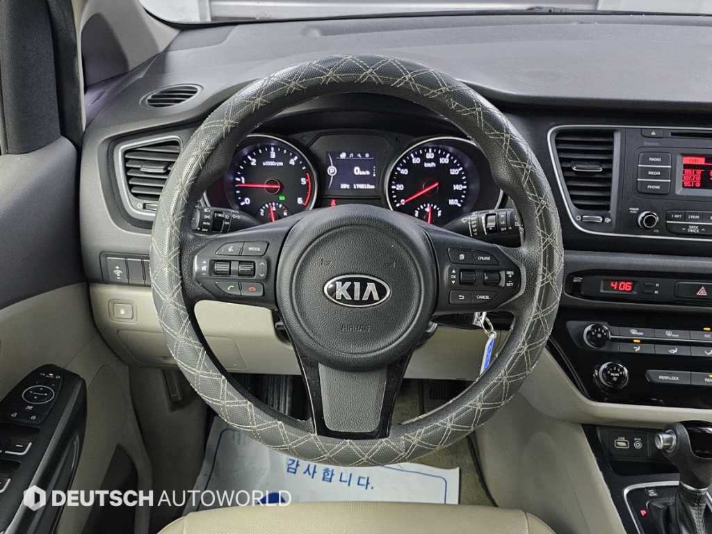 Kia Carnival — photo 13