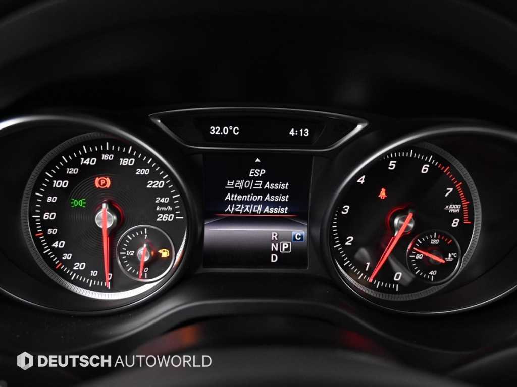 Mercedes-Benz GLA-Class — photo 17