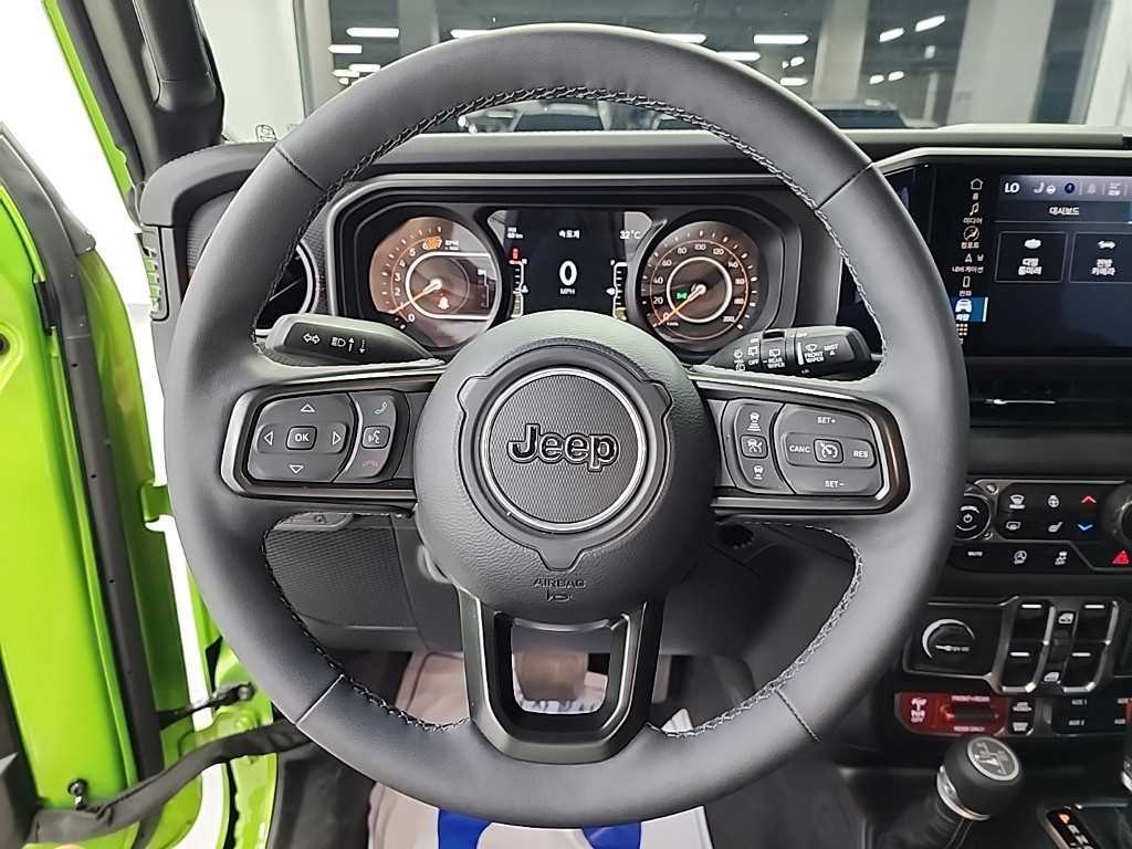 Jeep Wrangler — photo 08