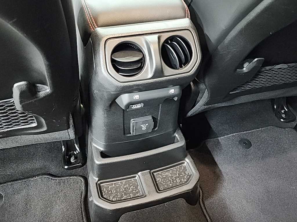 Jeep Wrangler — photo 12