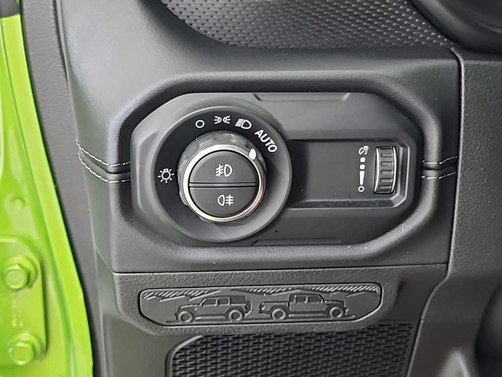 Jeep Wrangler — photo 17