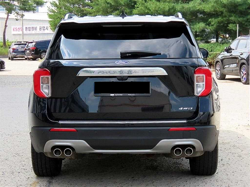 Ford Explorer — photo 04