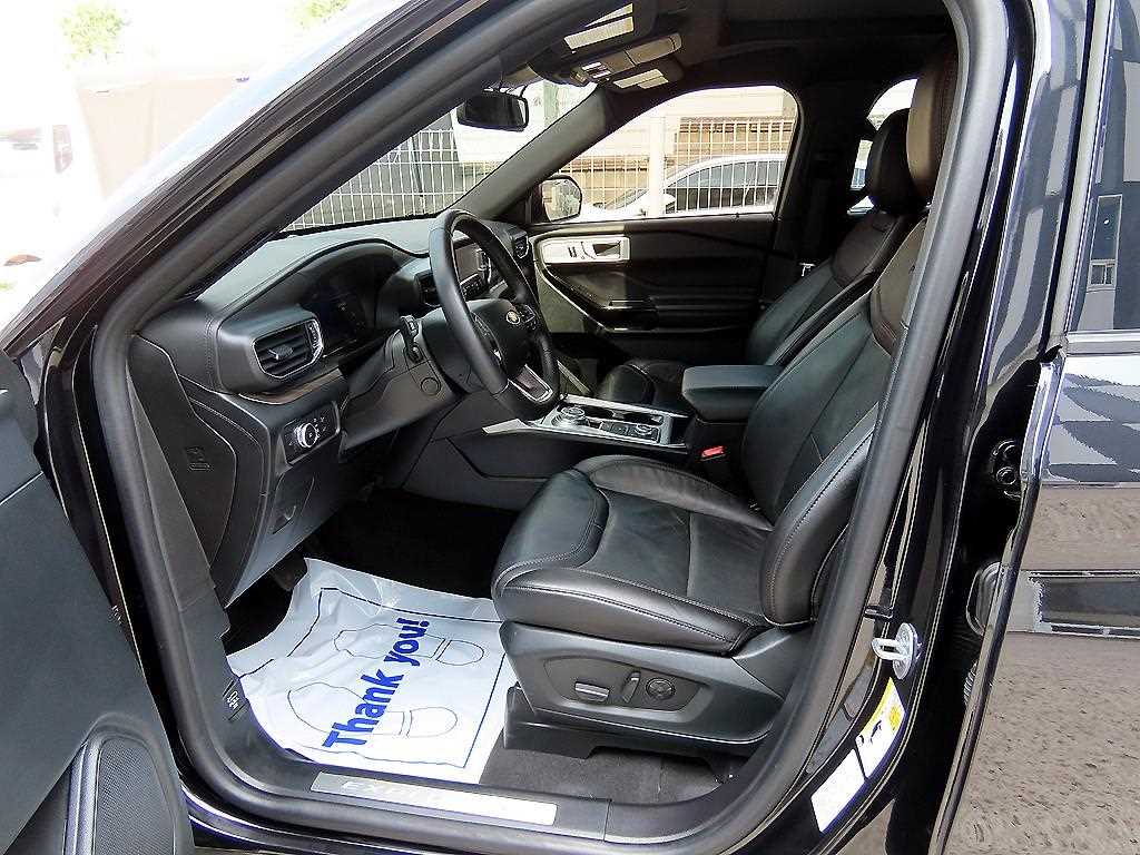 Ford Explorer — photo 05