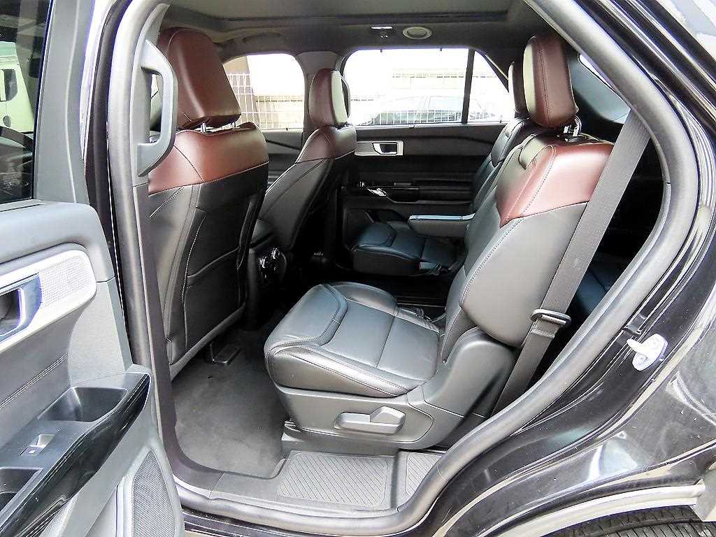 Ford Explorer — photo 06