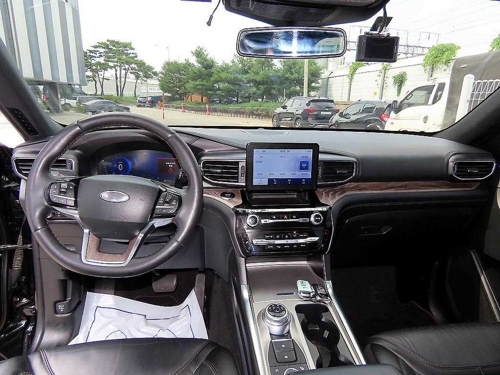 Ford Explorer — photo 08
