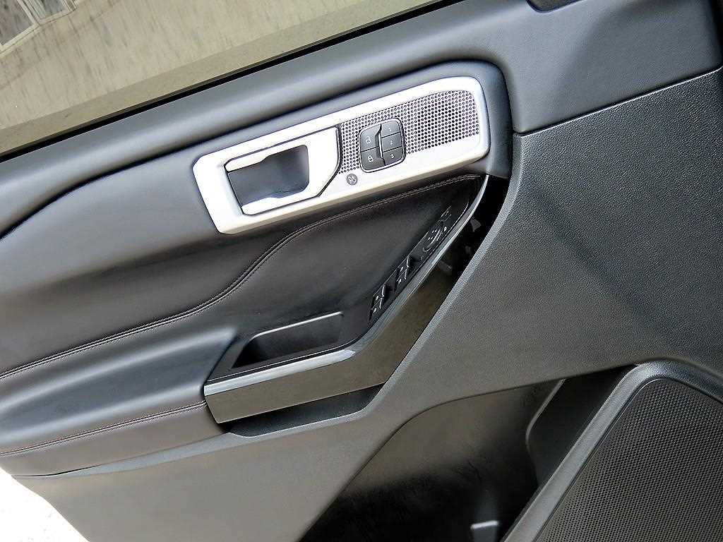 Ford Explorer — photo 12