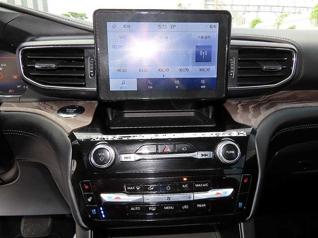 Ford Explorer — photo 14