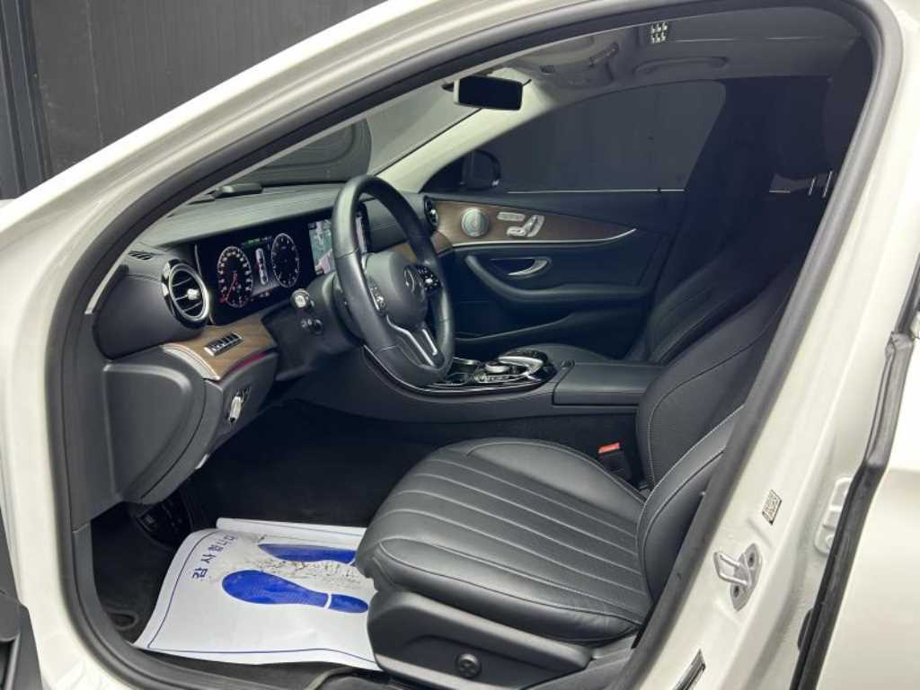 Mercedes-Benz E-Class — photo 07