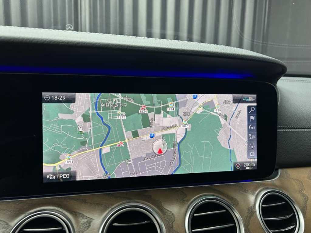 Mercedes-Benz E-Class — photo 10