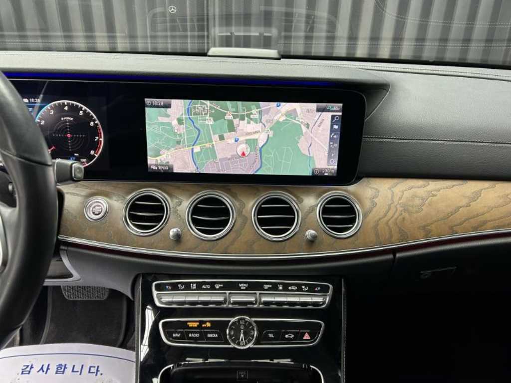 Mercedes-Benz E-Class — photo 12