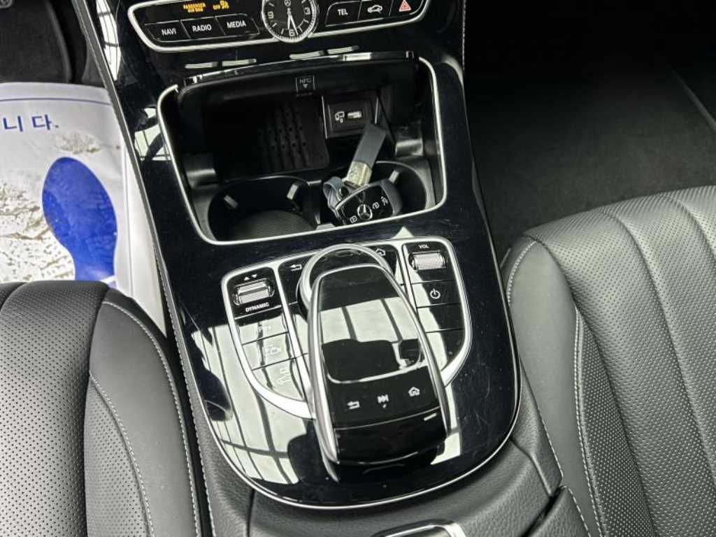 Mercedes-Benz E-Class — photo 14