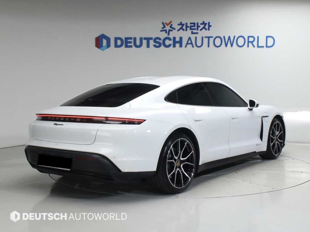 Porsche Taycan — photo 02