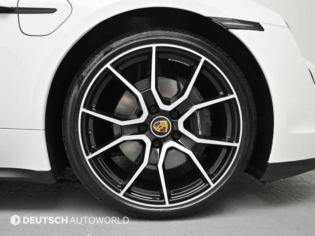 Porsche Taycan — photo 05