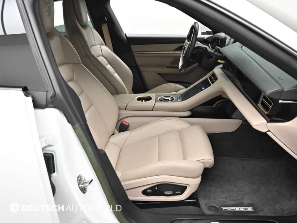 Porsche Taycan — photo 10