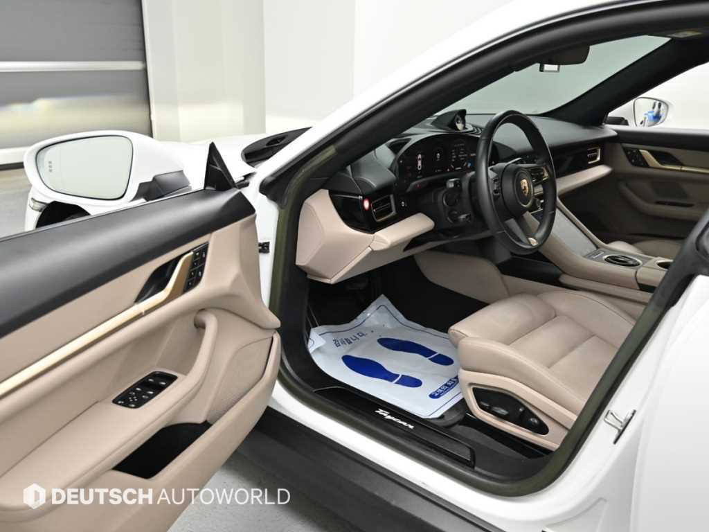Porsche Taycan — photo 11