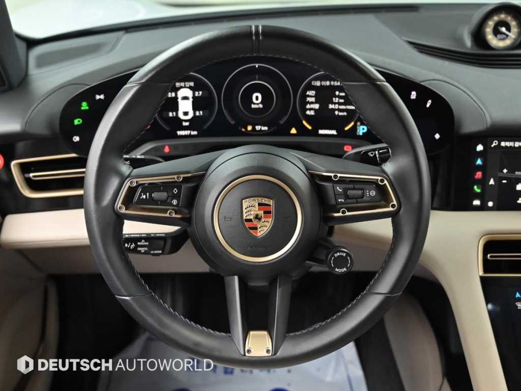 Porsche Taycan — photo 13