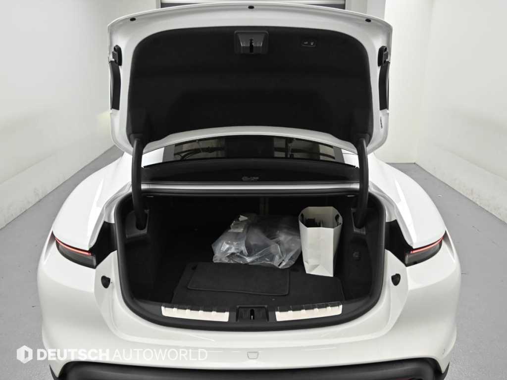 Porsche Taycan — photo 19