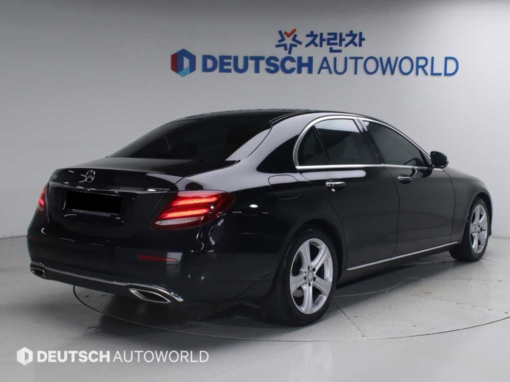 Mercedes-Benz E-Class — photo 02