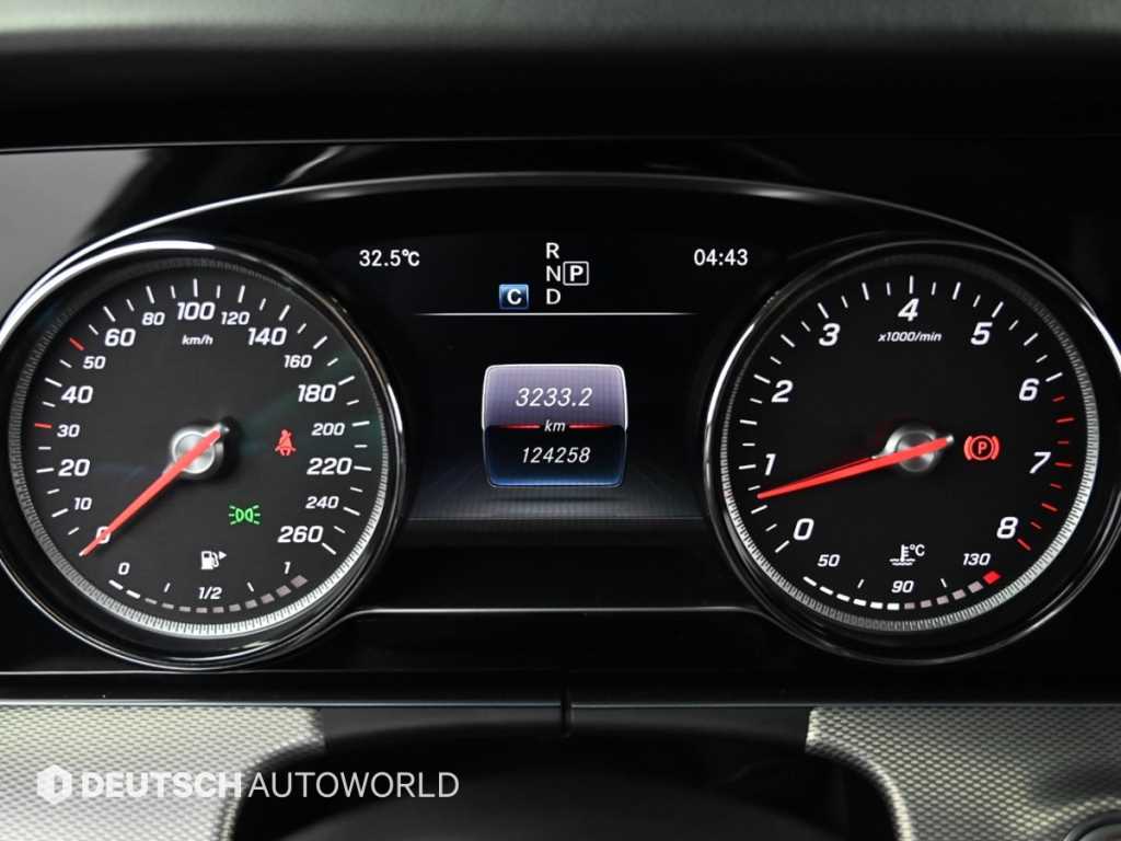 Mercedes-Benz E-Class — photo 08