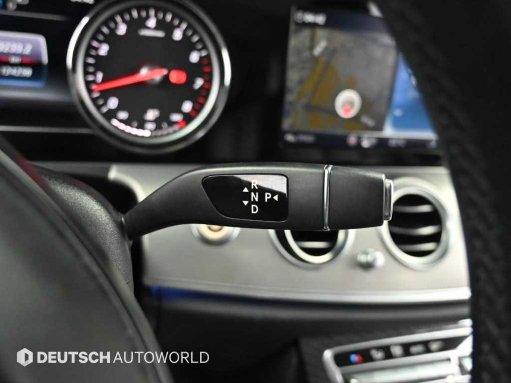 Mercedes-Benz E-Class — photo 09