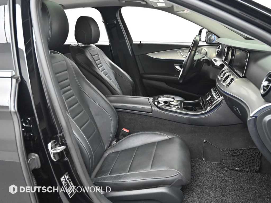 Mercedes-Benz E-Class — photo 10