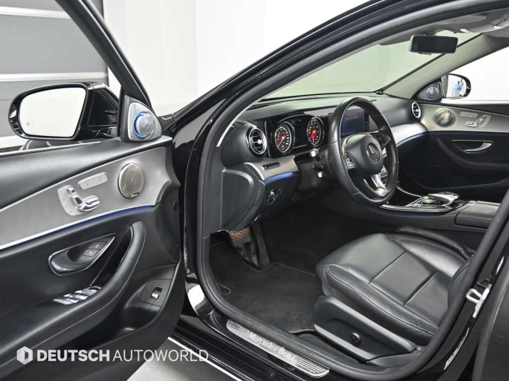 Mercedes-Benz E-Class — photo 11