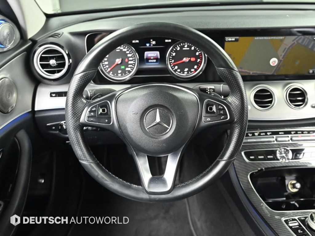 Mercedes-Benz E-Class — photo 13