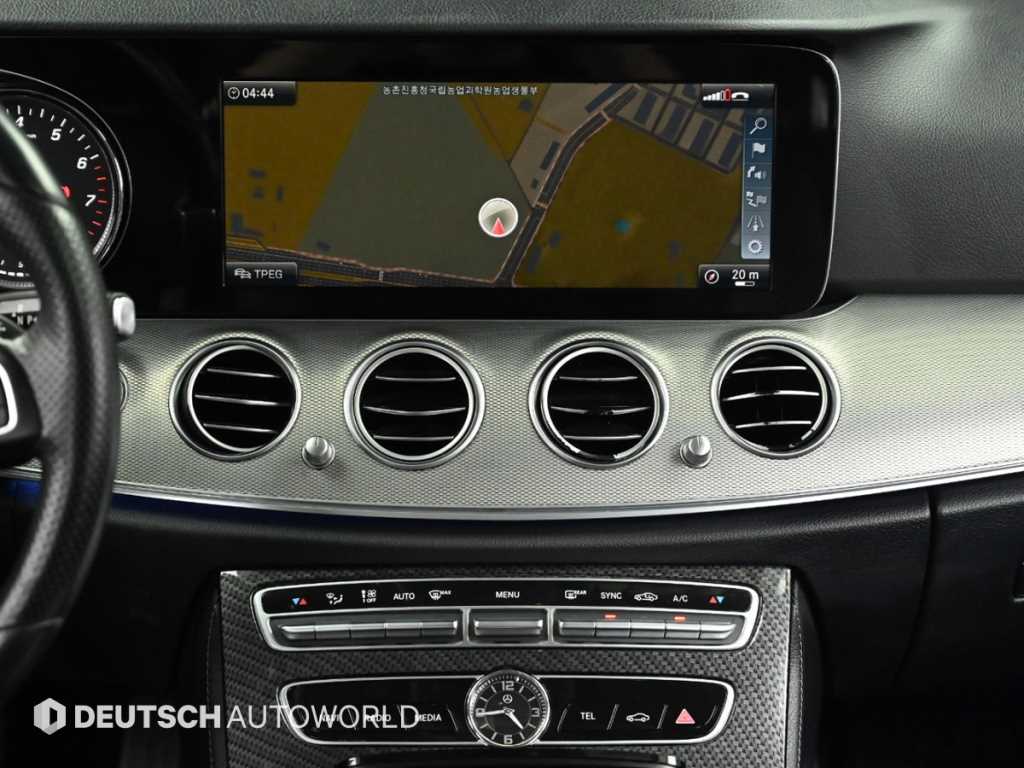 Mercedes-Benz E-Class — photo 14