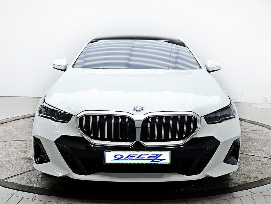 BMW 5-Series — photo 01