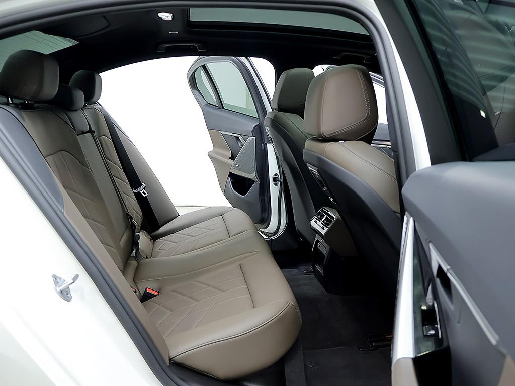 BMW 5-Series — photo 12
